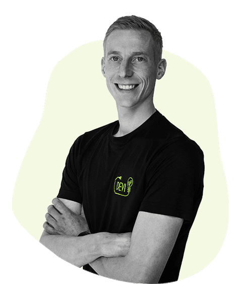 Hessel van der Wal, adviseur en installateur bij DEVI, in DEVI-shirt met de armen over elkaar